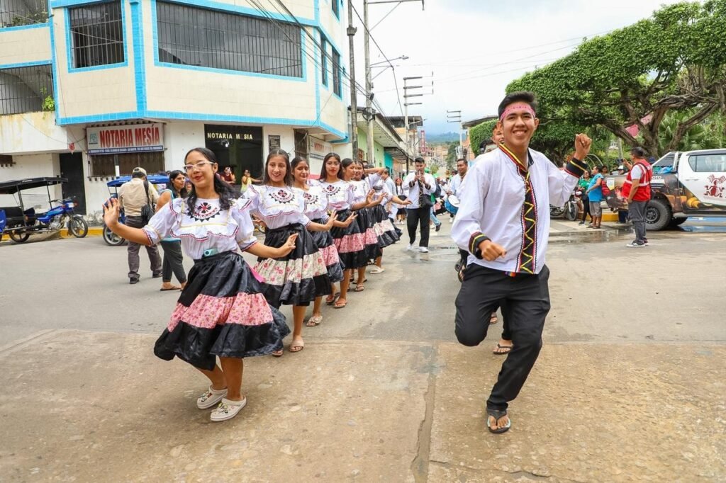 🌿 𝗣𝗮𝘀𝗮𝗰𝗮𝗹𝗹𝗲 𝗔𝗺𝗮𝘇𝗼́𝗻𝗶𝗰𝗼
📌 Con danza, música y color, las delegaciones recorrieron las calles desde la Plaza de La Banda de Shilcayo hasta el recinto oficial de la Expo Amazónica San Martín 2025.
👏 Un despliegue de identidad y alegría que unió a todo el Perú en el corazón de la Amazonía.